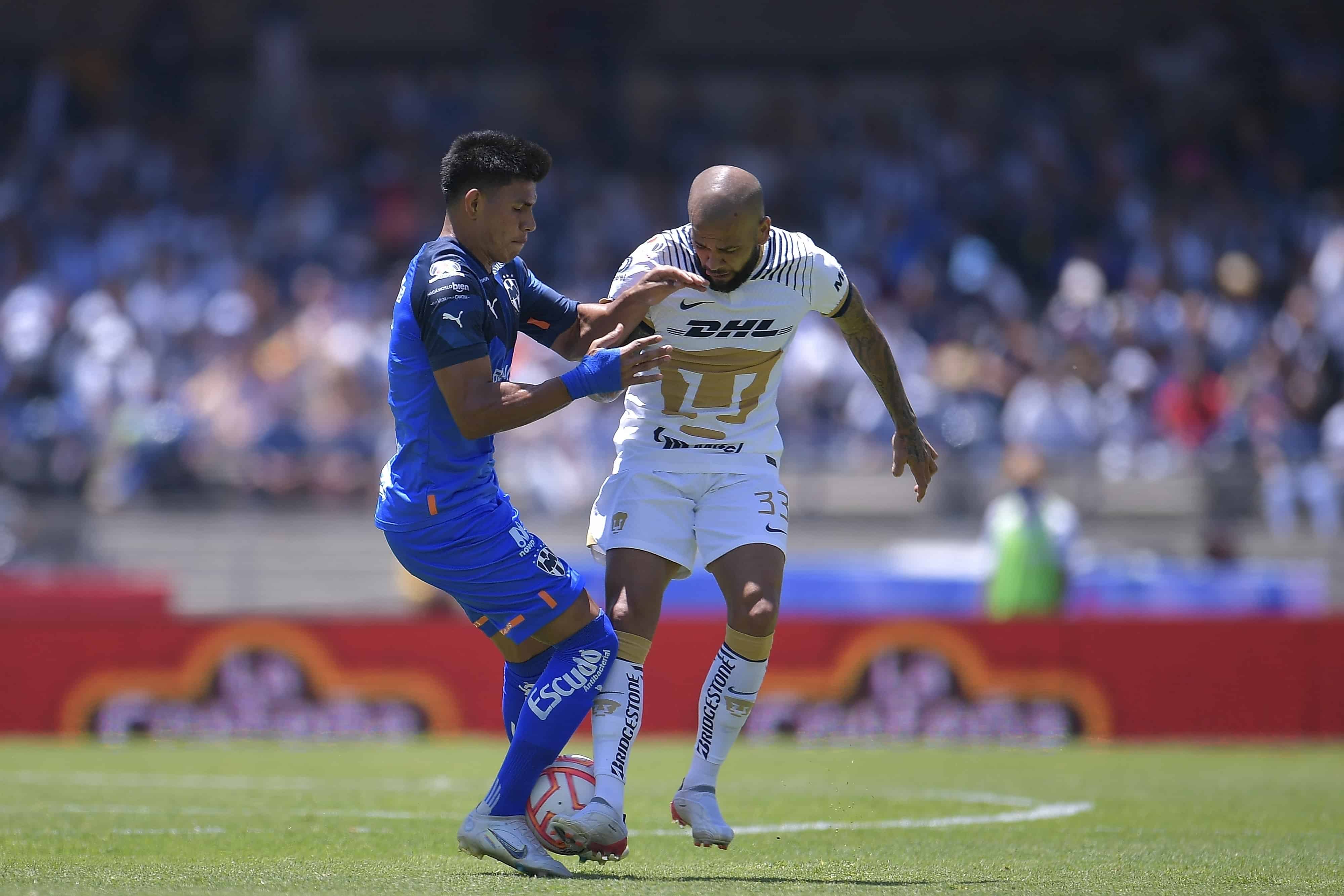 Dani Alves disputando el esférico con Jesús Gallardo.
