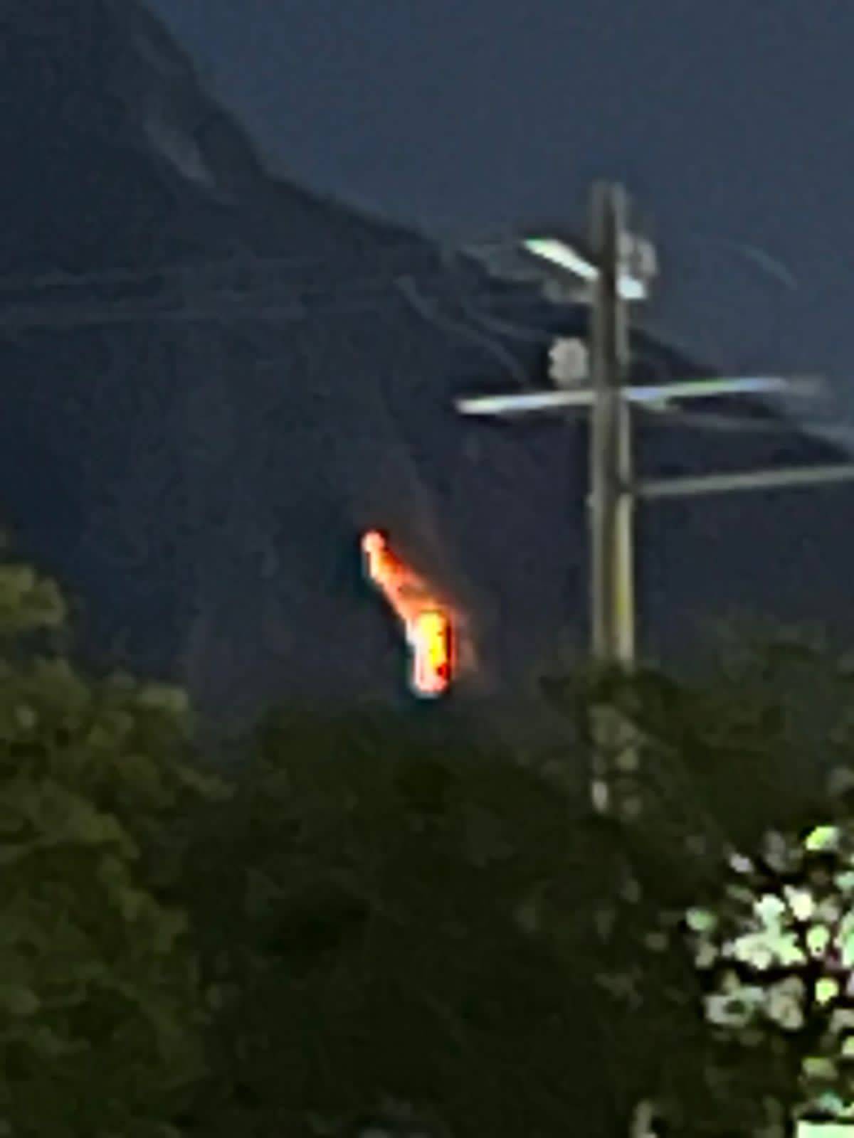 El reporte de incendio en la parte alta del Cerro de la Silla durante la noche del domingo, puso en alerta a las autoridades de Protección Civil, en Guadalupe