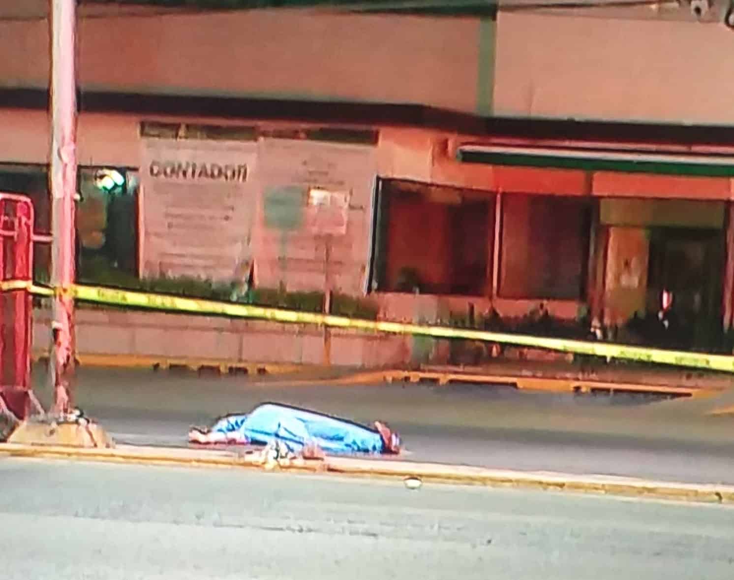 El conductor de una moto murió luego de perder el control de su unidad y estrellarse contra un anuncio, en Guadalupe