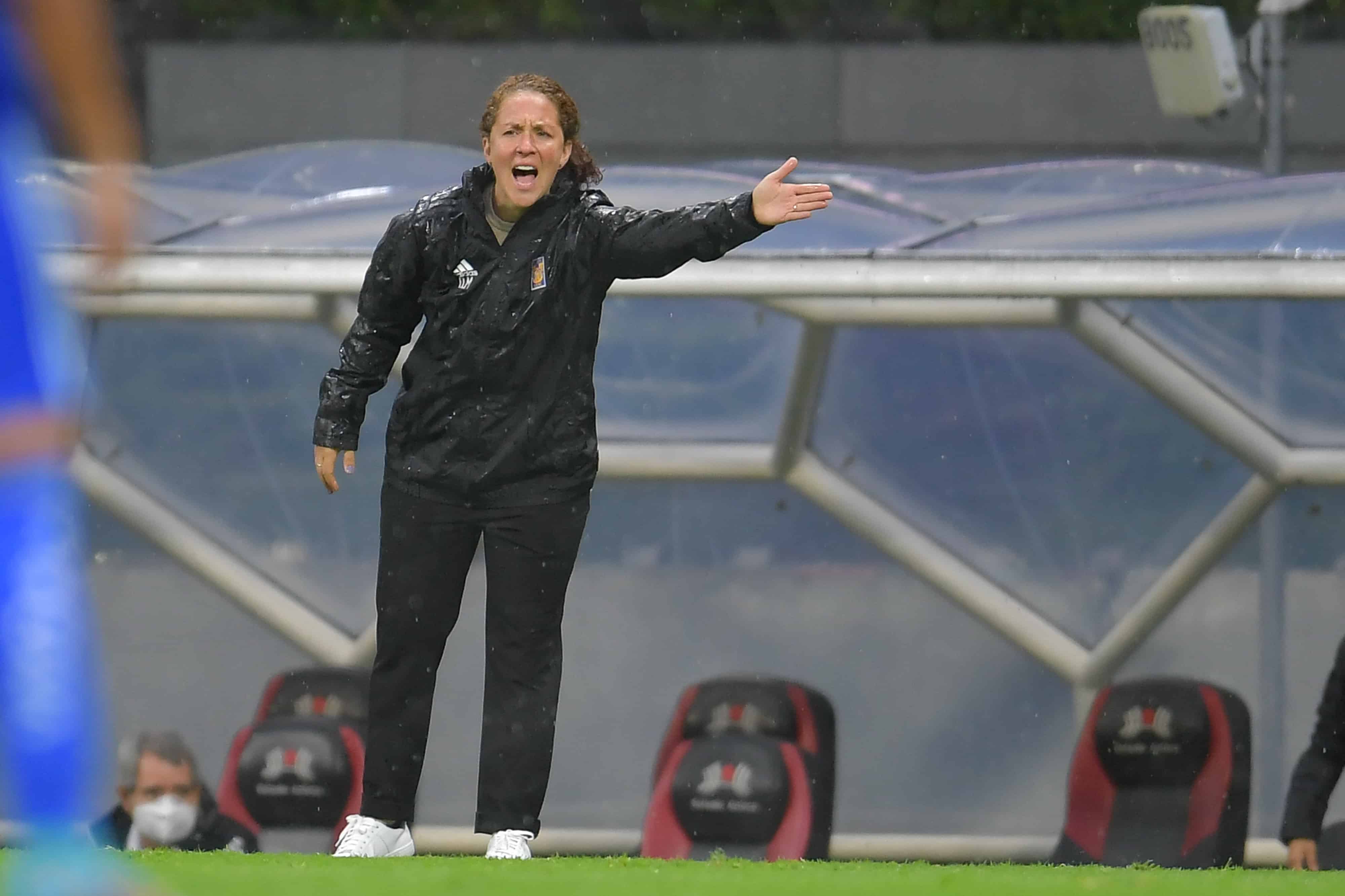 Carmelina Moscato dando indicaciones a su equipo.