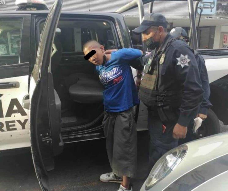 Cae menor por asaltar a mujer