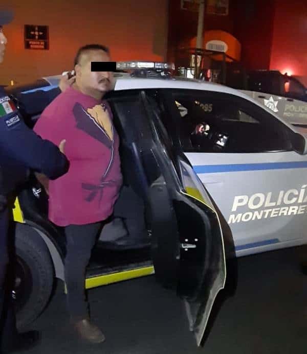 El conductor de un taxi que circulaba a exceso de velocidad, fue detenido, al mostrar una actitud agresiva y lanzar golpes, tratando de evitar la detención, además de ser sospechoso de diversos asaltos