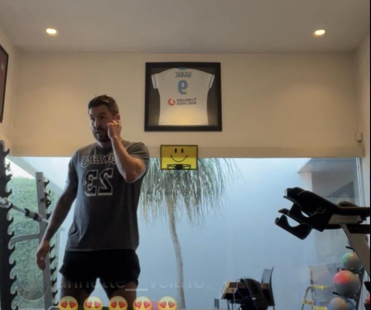 Transmite Gignac su entrenamiento en casa