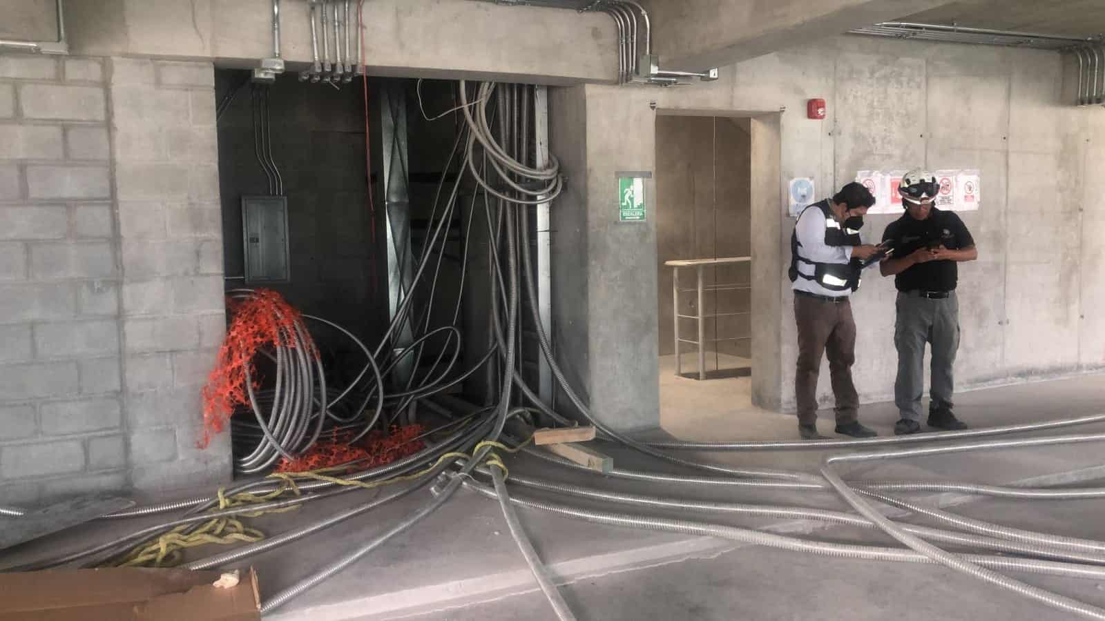 Una mujer sobrevivió de milagro al caer de 10 pisos cuando se encontraba trabajando, en una torre en construcción