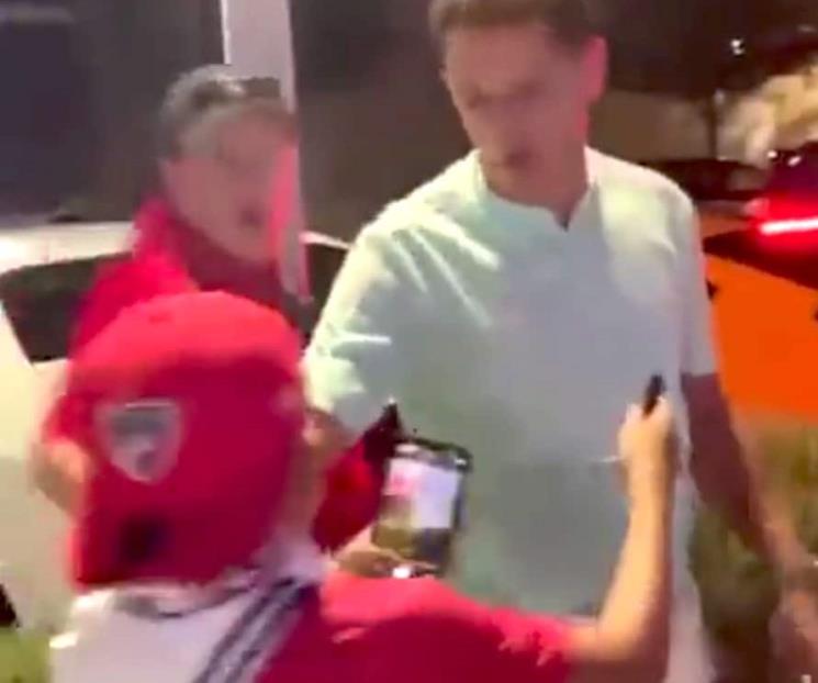 Se niega Chicharito a tomarse foto con niño