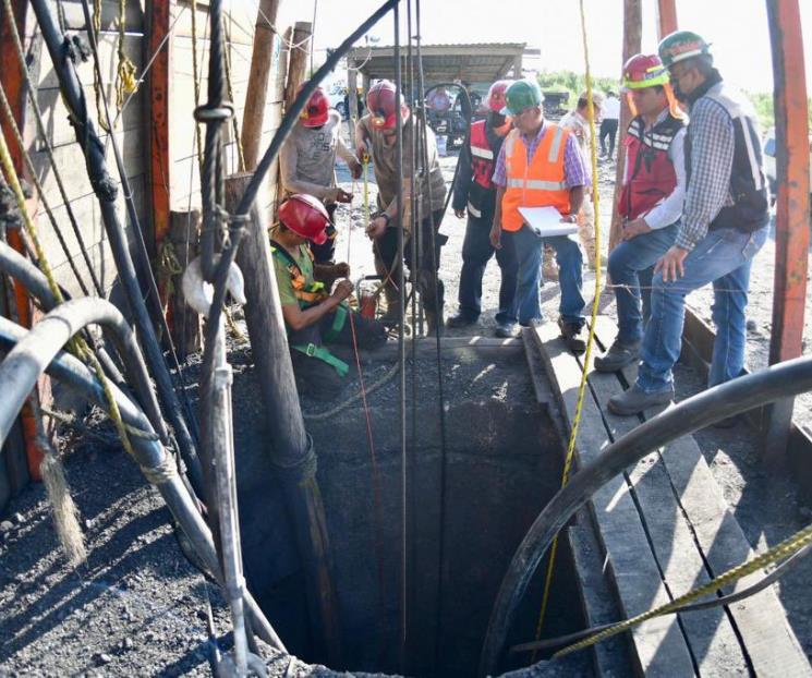 AMLO pide bombas para extraer agua y rescatar a mineros