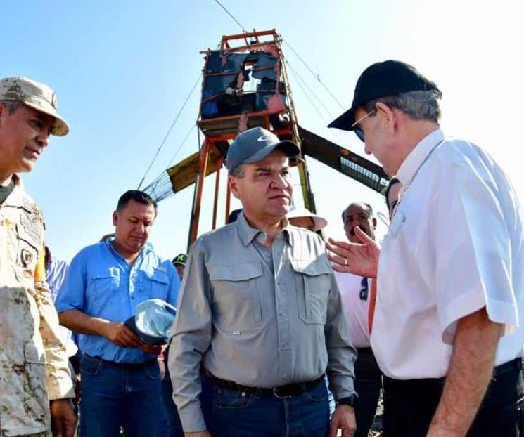 Riquelme supervisa trabajos de rescate de mineros atrapados
