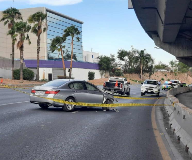 Muere al volcar y estrellar su vehículo