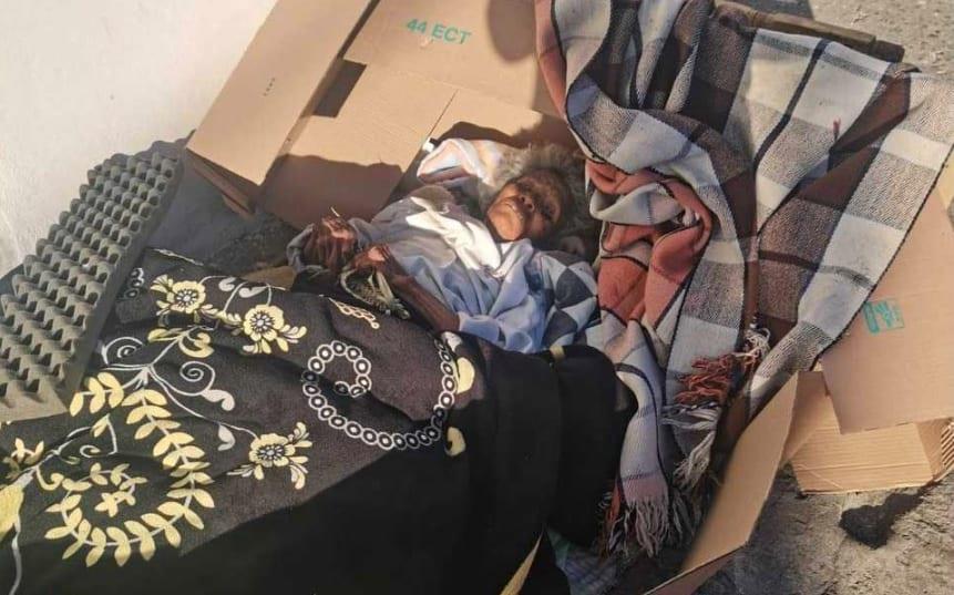 En plena calle, abandonan a abuela dentro de cajas de cartón En plena calle, abandonan a abuela dentro de cajas de cartón