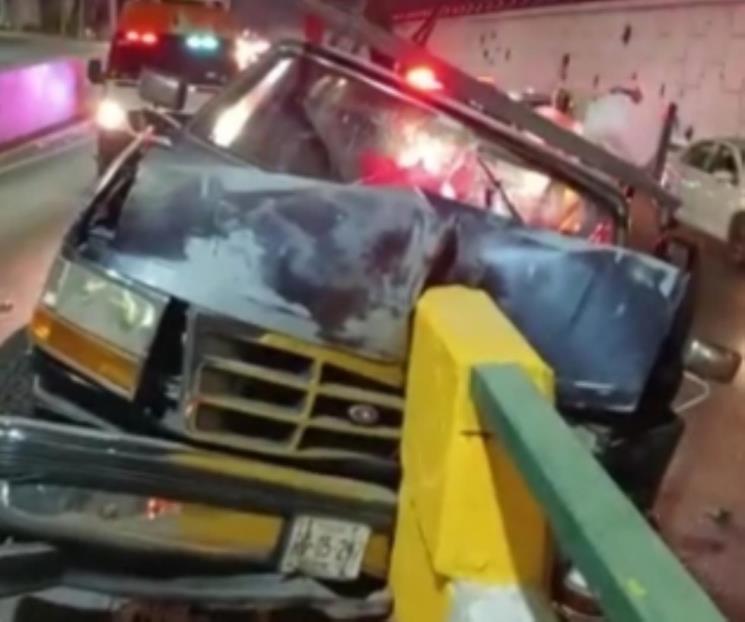 Estrella camioneta y se da a la fuga