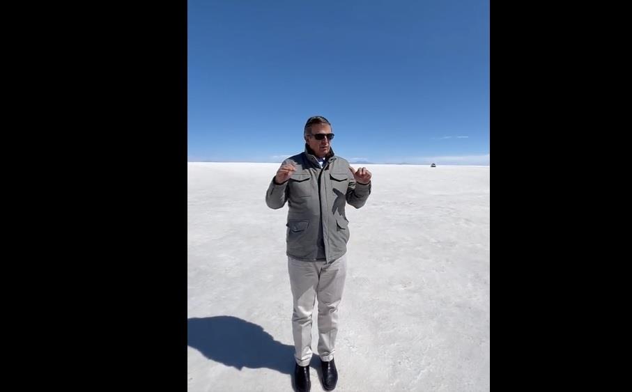 Ebrard enseña salar de Oyuni, yacimiento de Litio boliviano