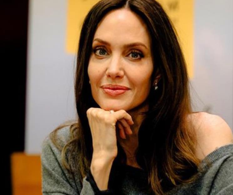 Angelina Jolie se vuelve viral al bailar en fiesta escolar