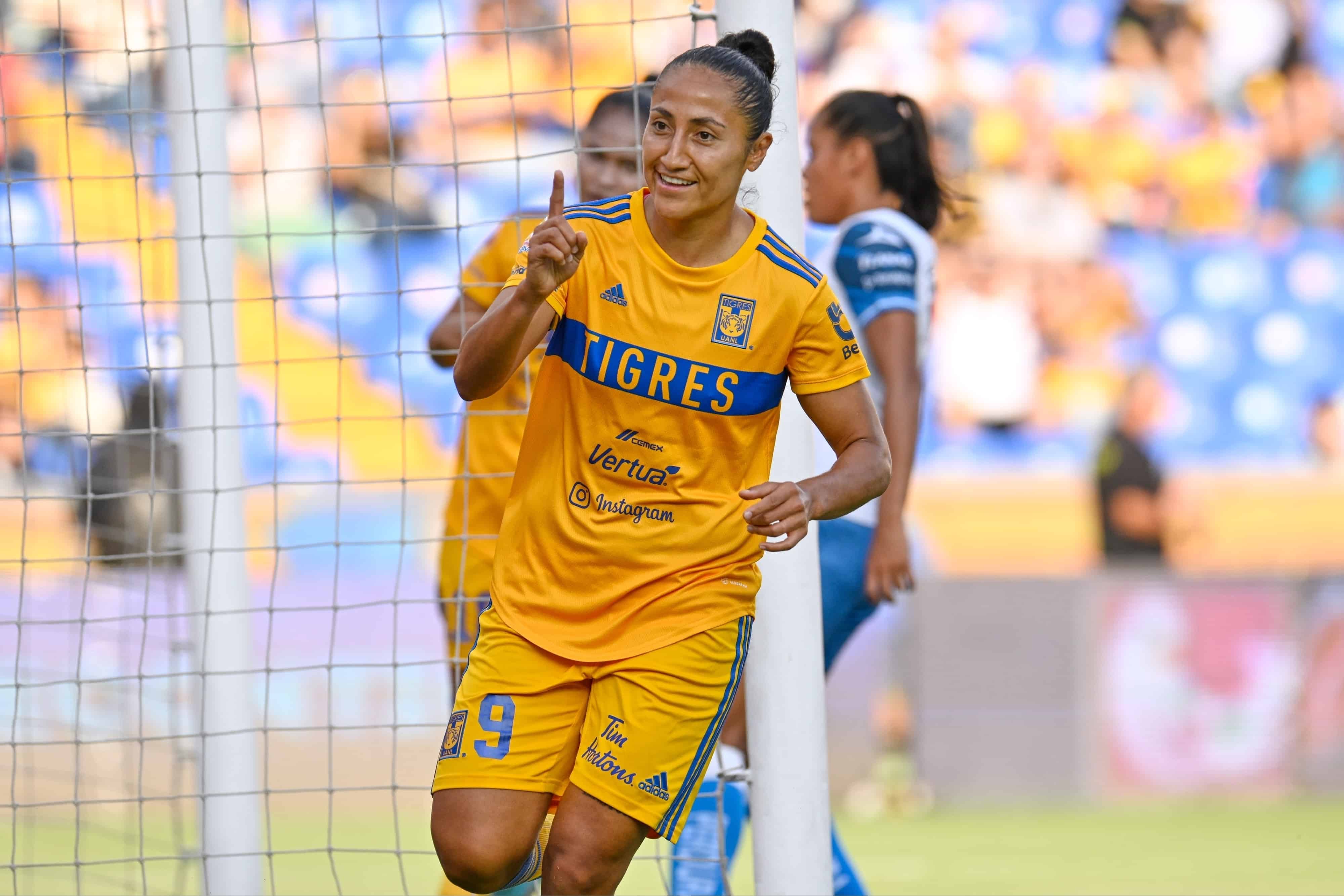 Stephany Mayor hace el 1-0 tras quitarse a la portera rival.