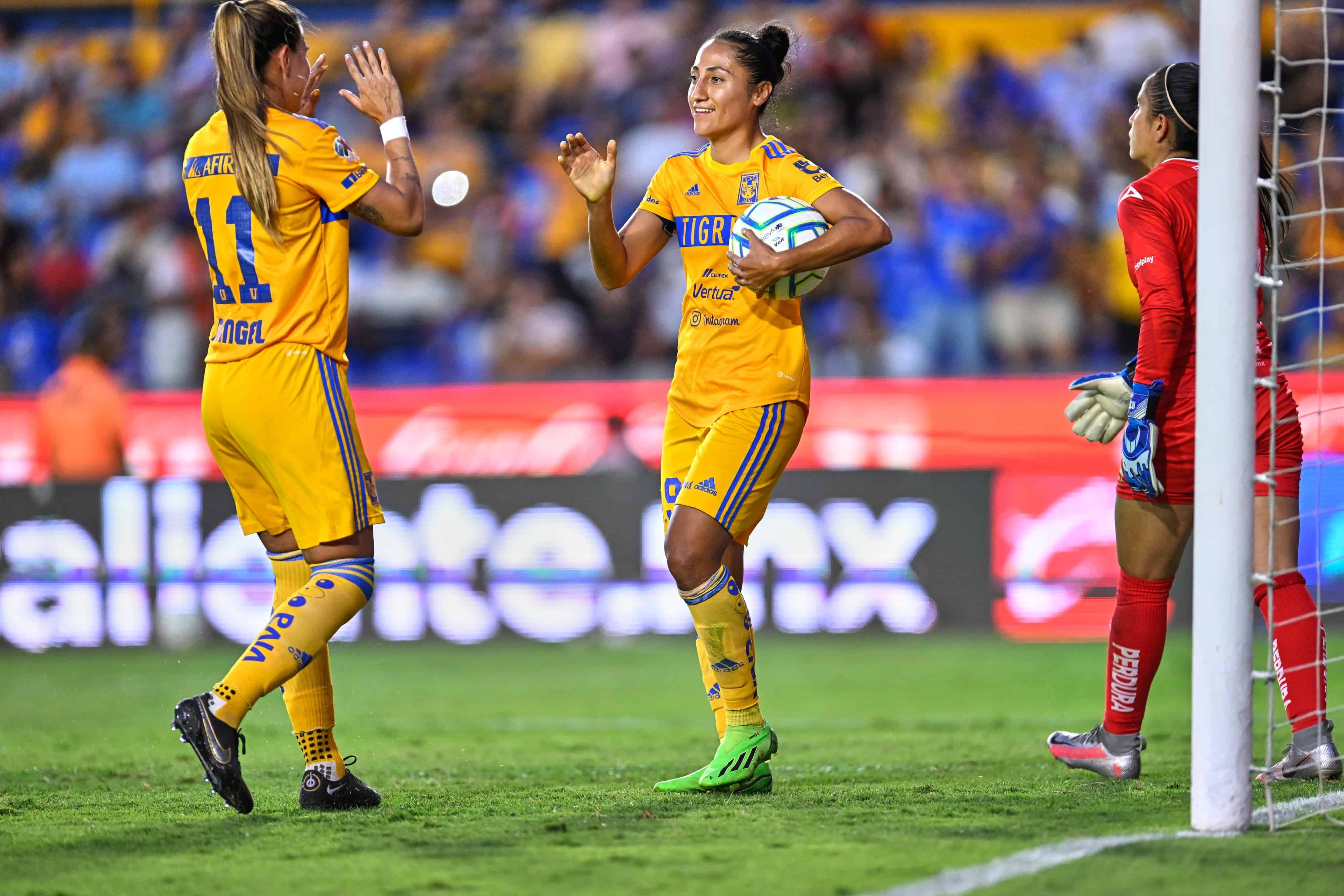 Stephany ejecuta de nueva cuenta por la vía penal para sentenciar el encuentro 4-1.
