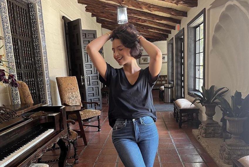 Ángela Aguilar  promueve lenguaje  no binario