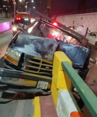 Después de chocar contra un muro divisorio de la Avenida Constitución, el conductor de una camioneta bajó de la unidad y se retiró del lugar antes de la llegada de las autoridades