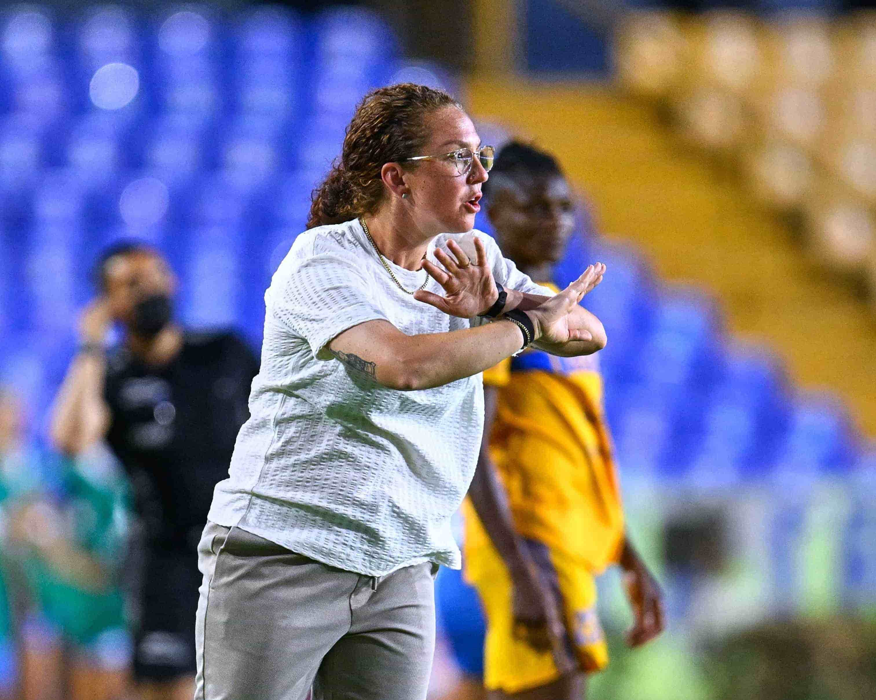 Carmelina Moscato dando indicaciones a su equipo.