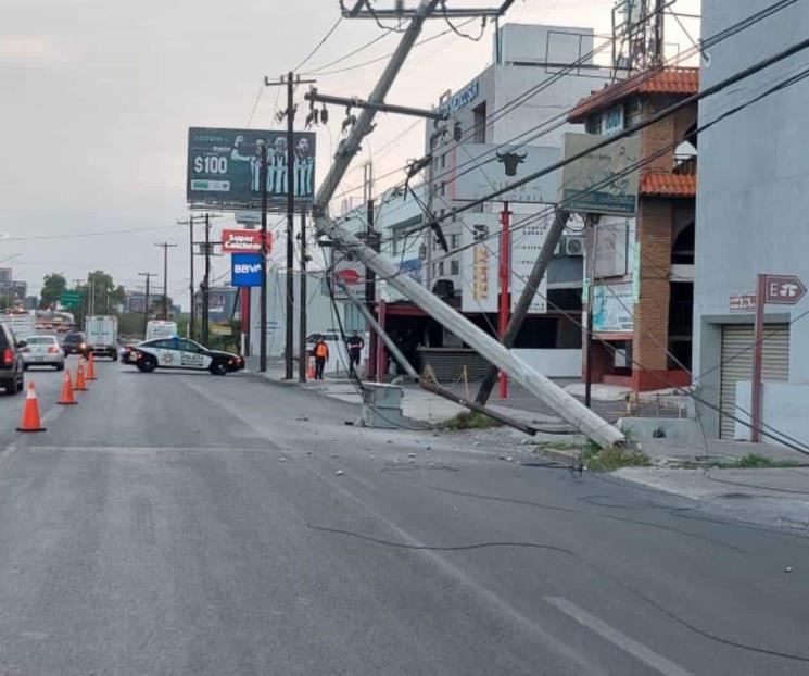 Derriba auto postes de luz, conductor se da a la fuga