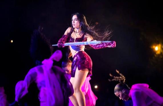 Cautiva Dua Lipa en Kosovo