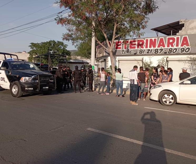 Disparan contra pareja; muere hombre
