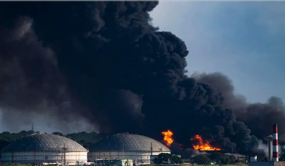 Cómo intentan controlar el incendio en Matanzas