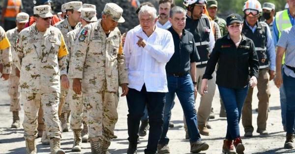 Visita AMLO mina de Coahuila y surgen riñas