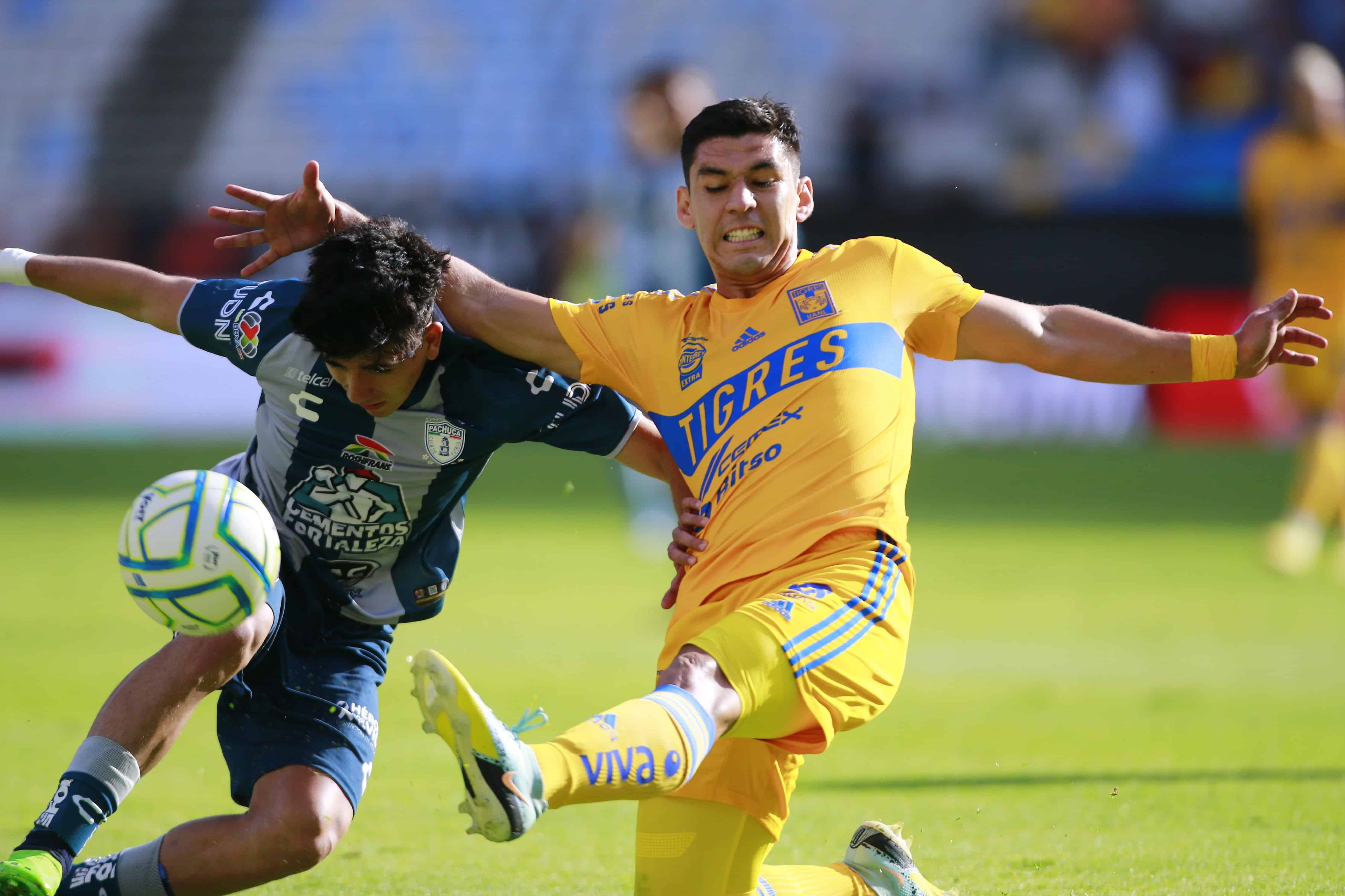 Jesús Angulo se va expulsado tras cometer una falta.