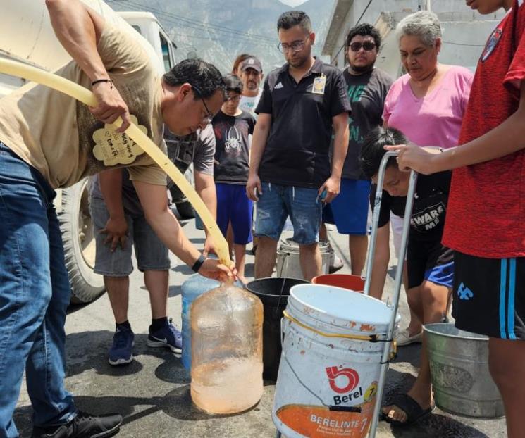Apoyan Víctor y Héctor con agua en Santa