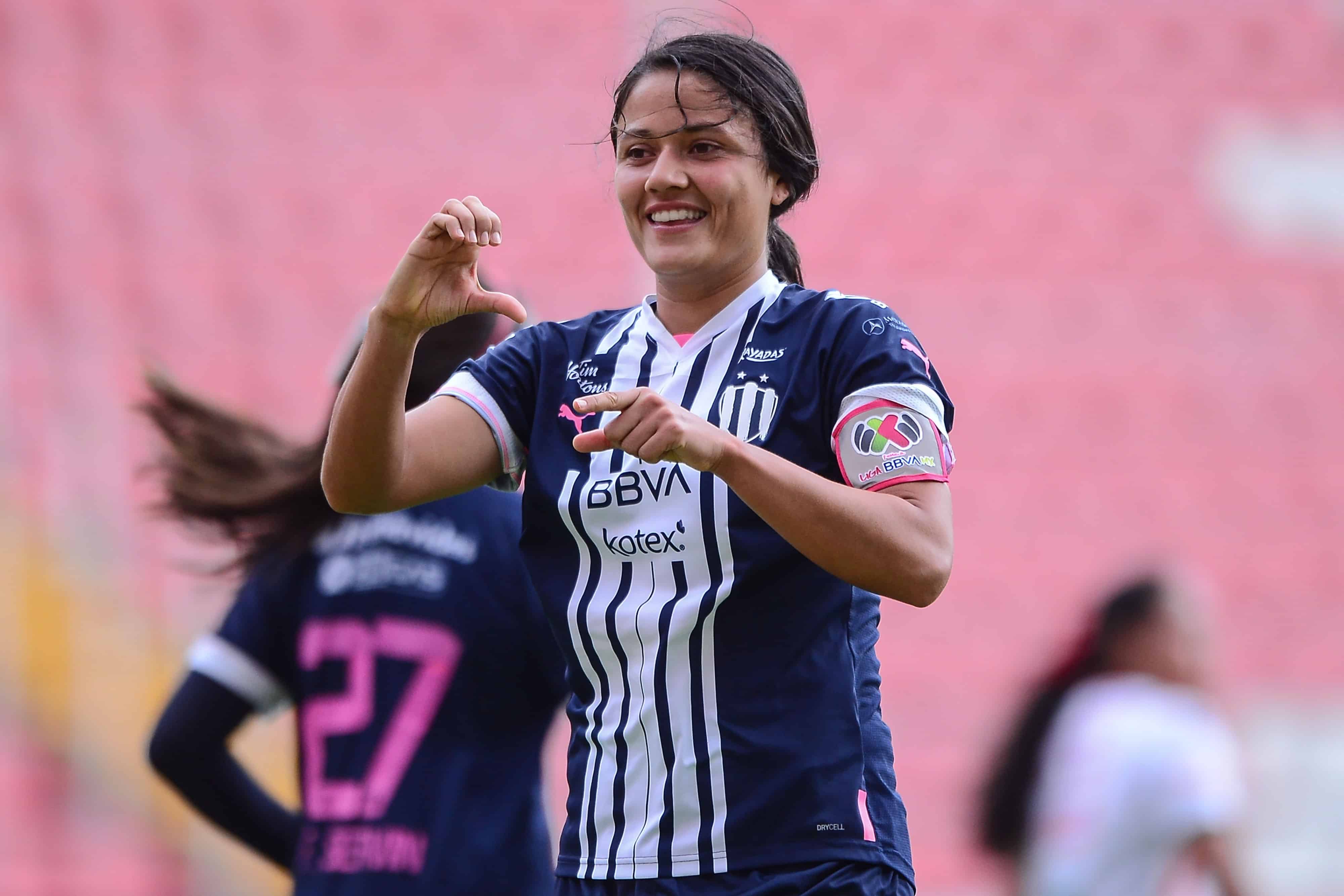 Rebeca Bernal hace el 4-0 por la vía penal y finiquita el partido.