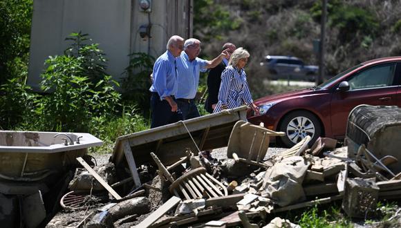 Conoce Biden estragos de lluvias en Kentucky
