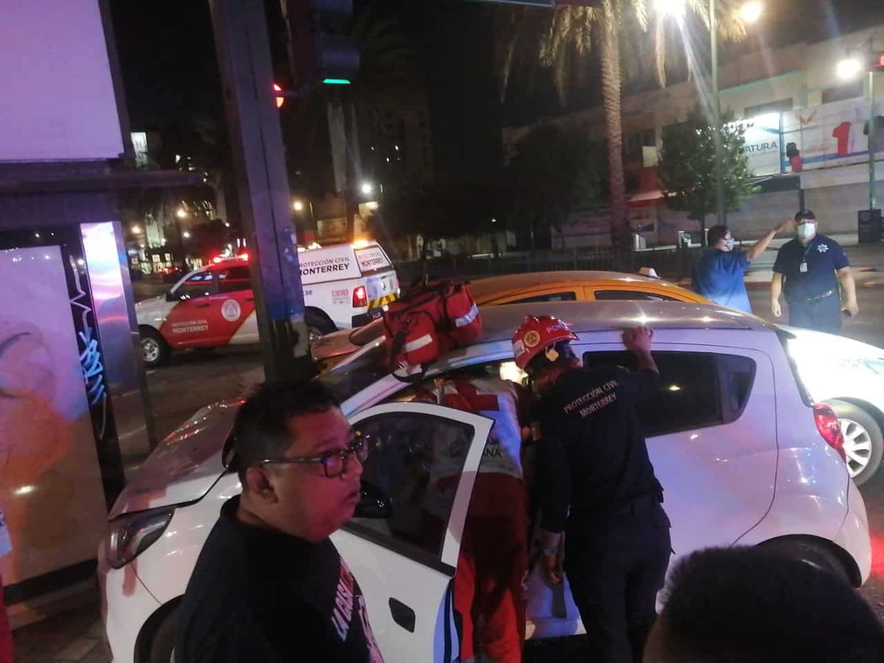 Un saldo de dos lesionados dejó un choque crucero registrado en el centro de Monterrey