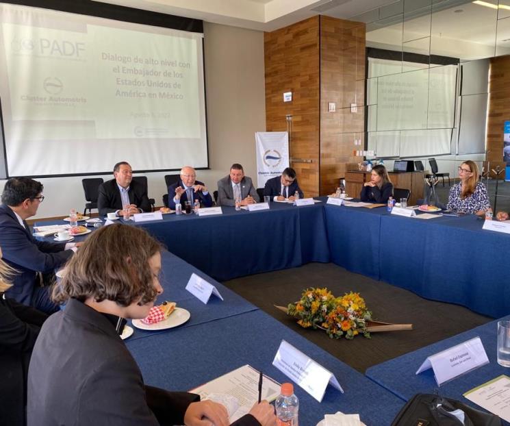 Ken Salazar se reúne con empresarios del sector automotriz