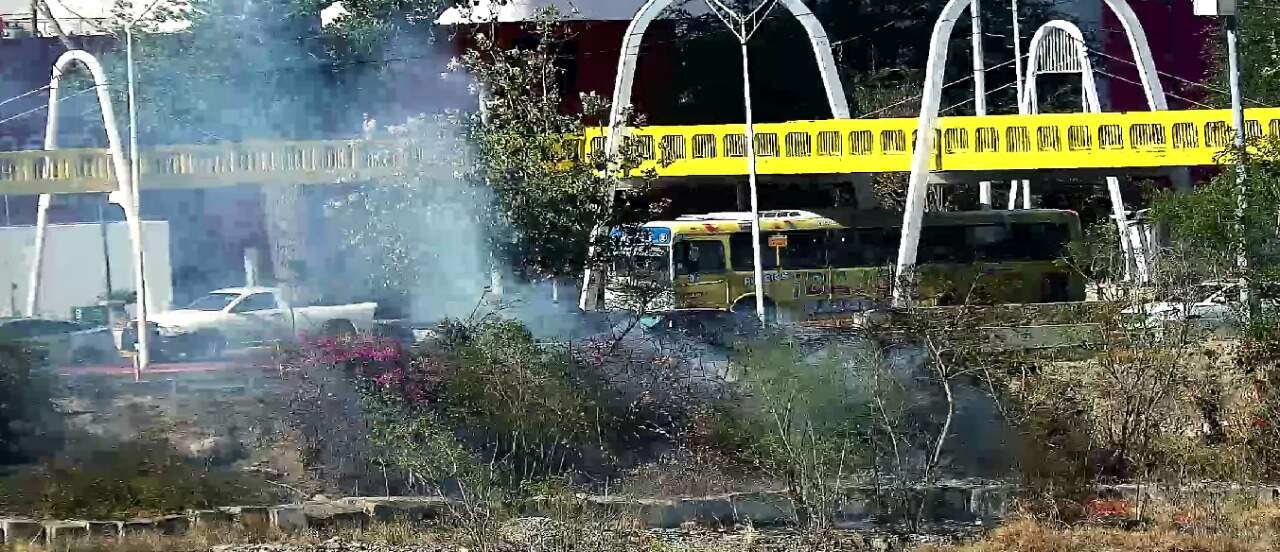 El reporte de incendio de matorral bajo en el lecho del Río Santa Catarina, provocó la movilización de cuerpos de auxilio