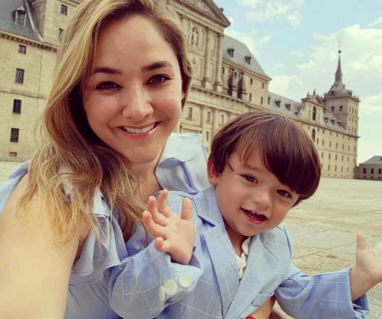 Sherlyn viaja a París junto con el pequeño André