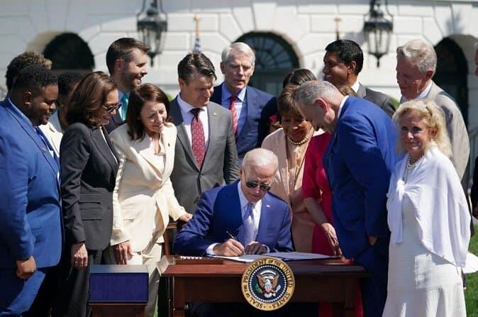 Firma Biden ley para impulsar los chips norteamericanos