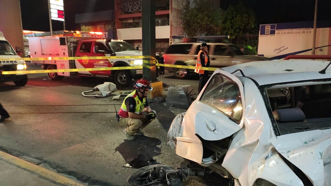 El conductor de un vehículo murió luego de estrellar su auto contra la base de un anuncio de bandera