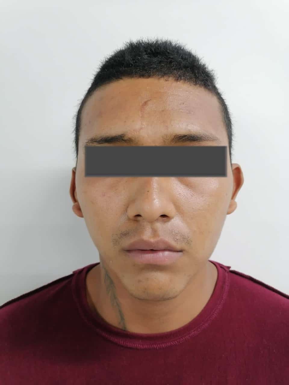 Más de un año después de haber privado de  la vida al empleado de una parrillada durante un asalto, el presunto responsable fue notificado de una orden de aprehensión por homicidio calificado