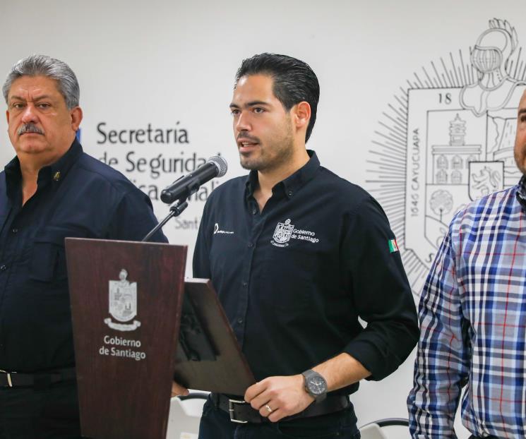Da Santiago becas escolares a sus policías