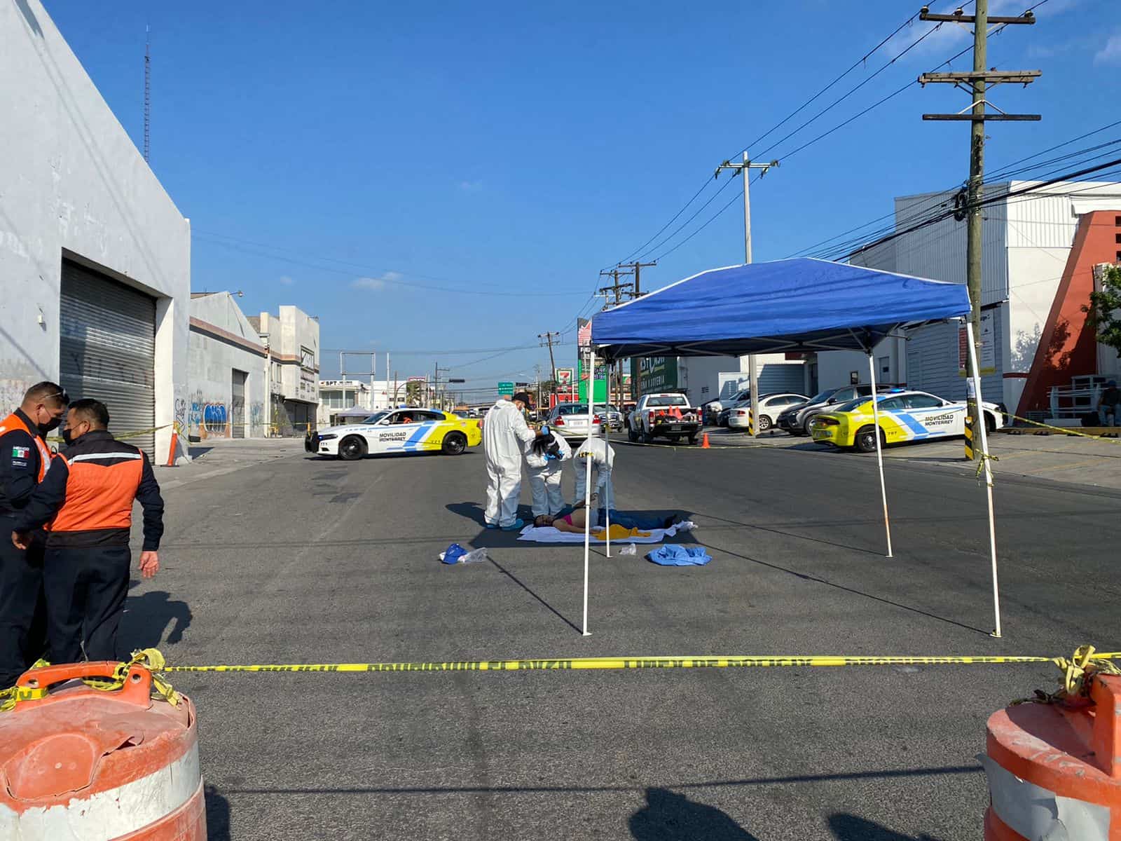 Una mujer falleció luego de ser atropellada por un camión de carga, ayer en la Avenida Almazán