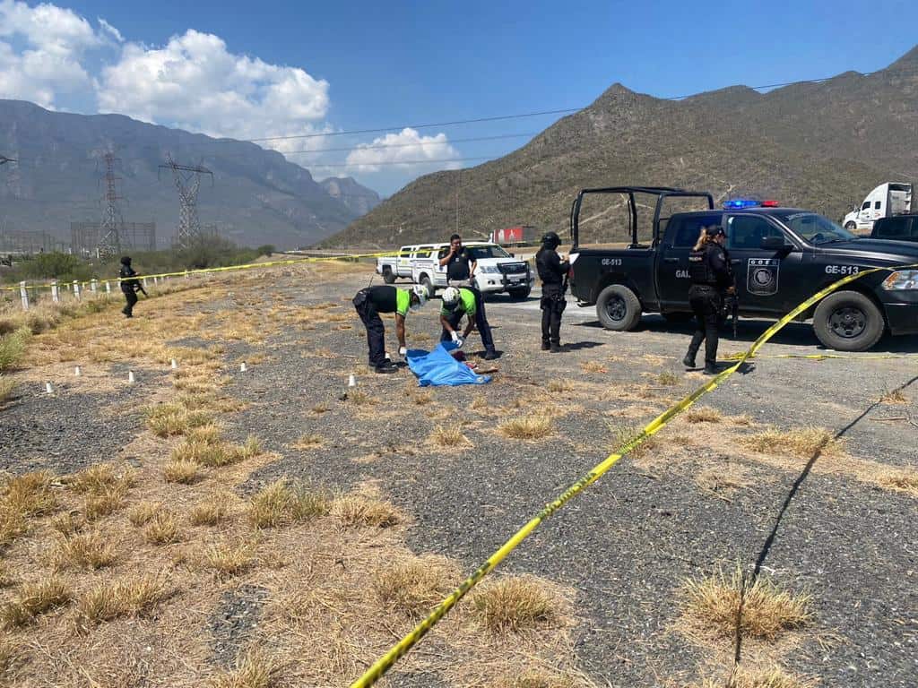 El cadáver de un hombre ejecutado de más de 10 balazos, fue encontrado por un trailero ayer en el Anillo Periférico