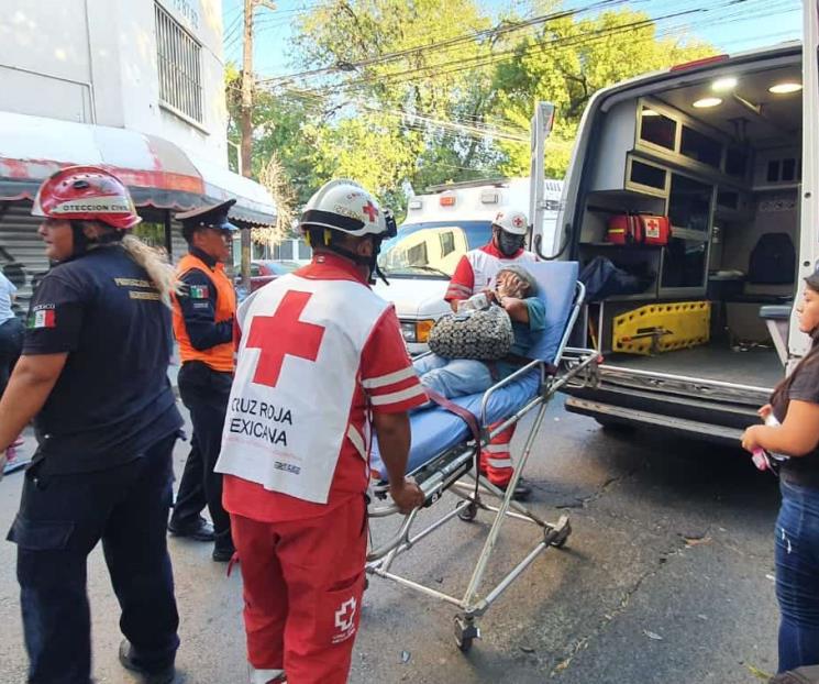 Choque entre auto y camión urbano deja 14 lesionados