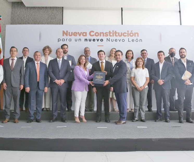 Entrega Samuel en Congreso proyecto de Nueva Constitución