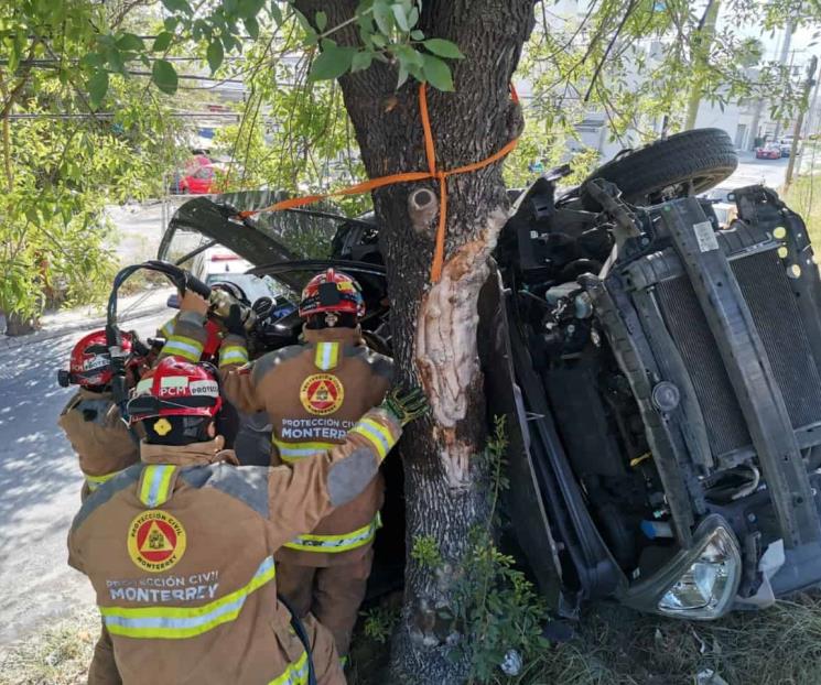 Queda familia prensada en volcadura