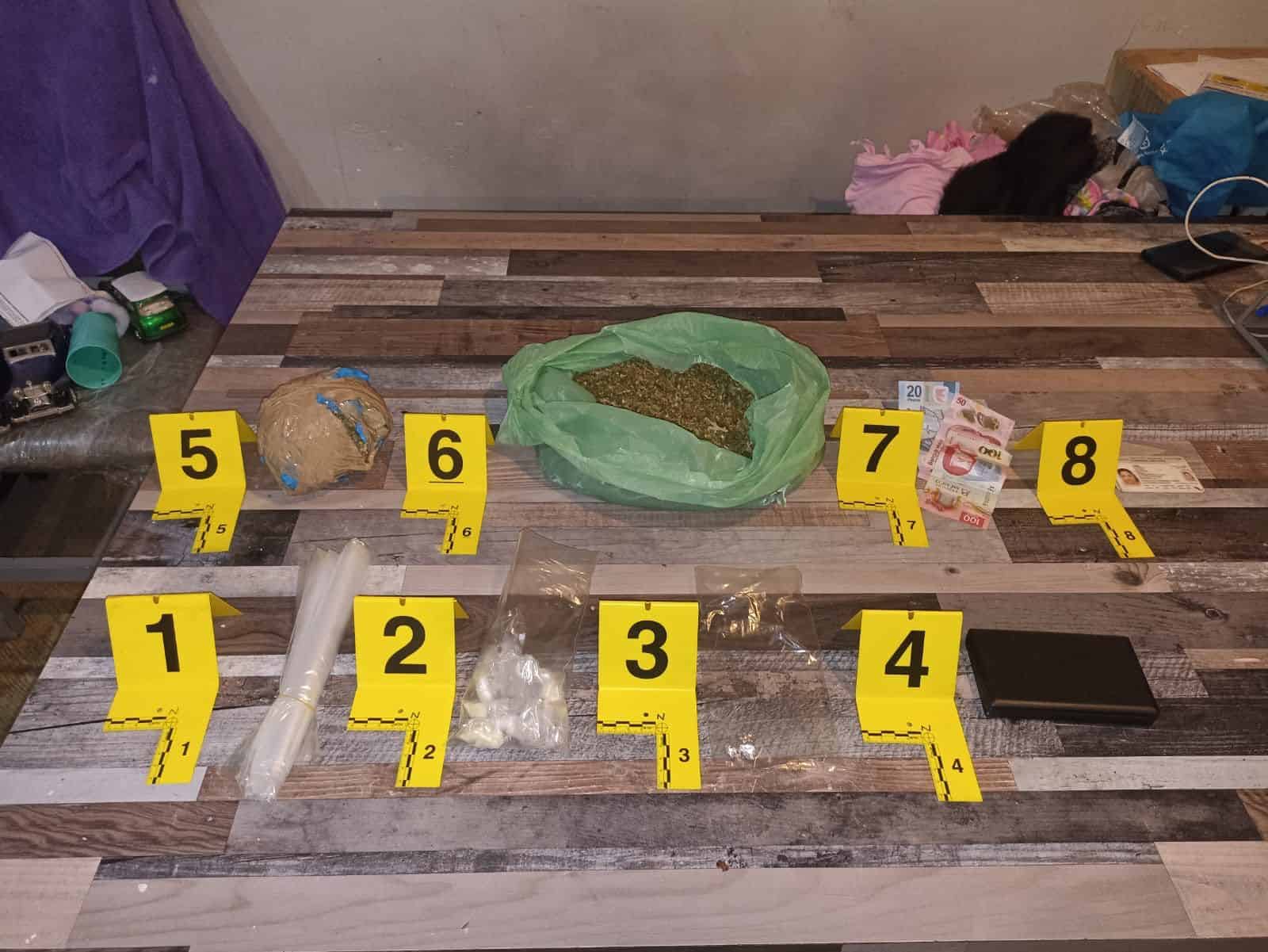 Cuatro detenidos, entre ellos una mujer, y el aseguramiento de droga, fue el resultado de tres cateos