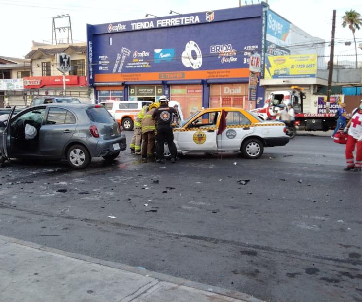 Invade carril y choca contra taxi