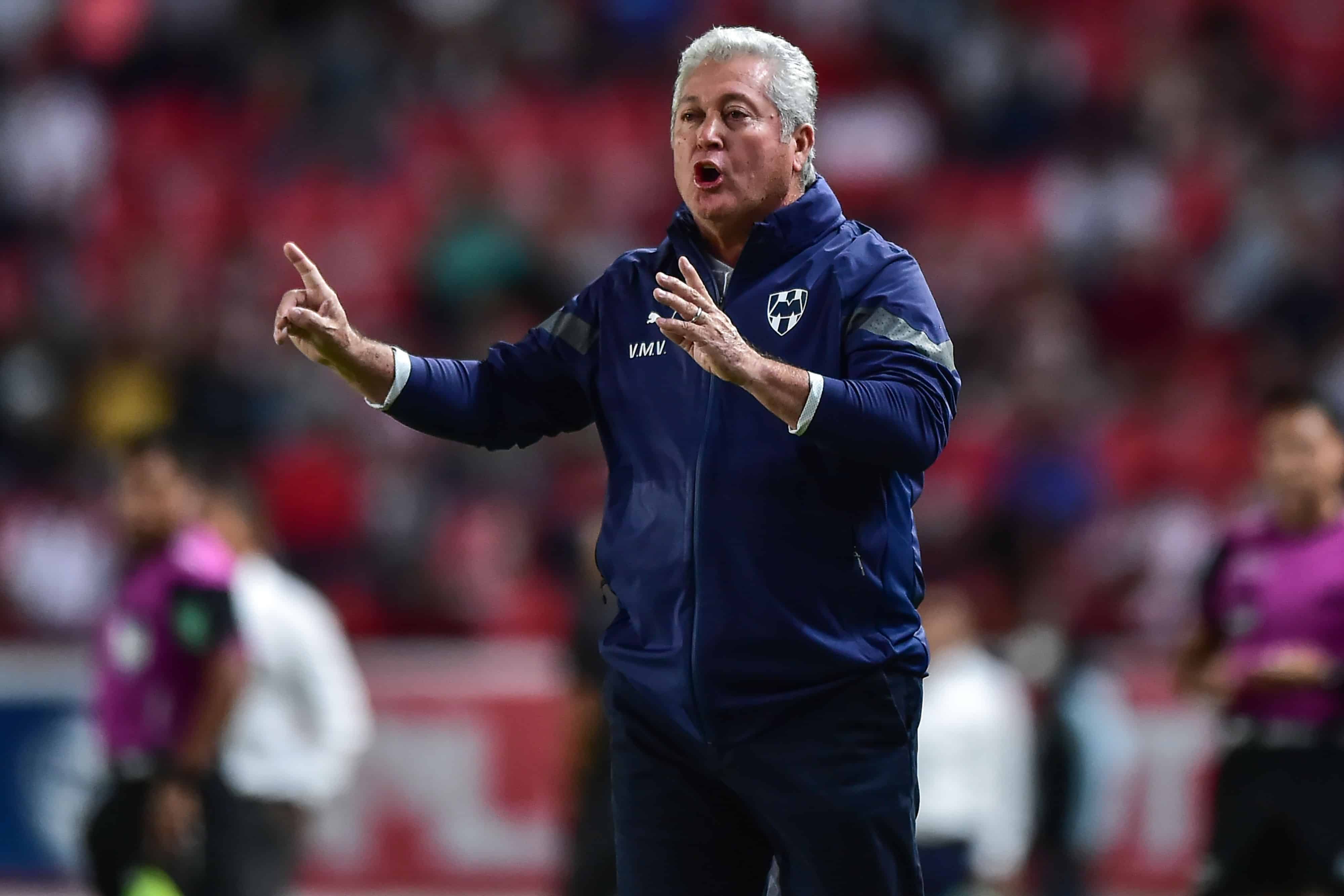 Víctor Manuel Vucetich dando indicaciones a su equipo.