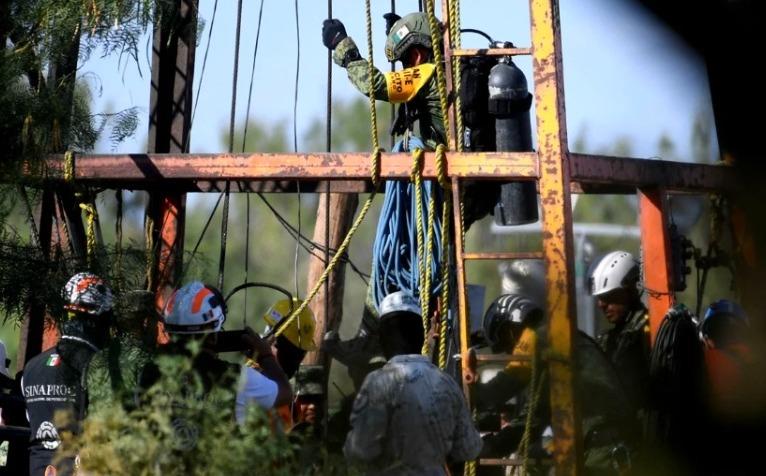 Sigue extracción de agua en pozos para rescatar a mineros