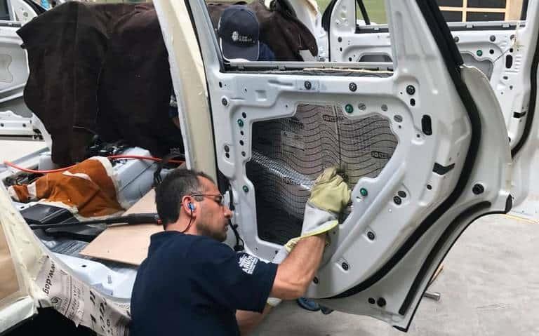 Guerra y escasez afectan el blindaje automotriz