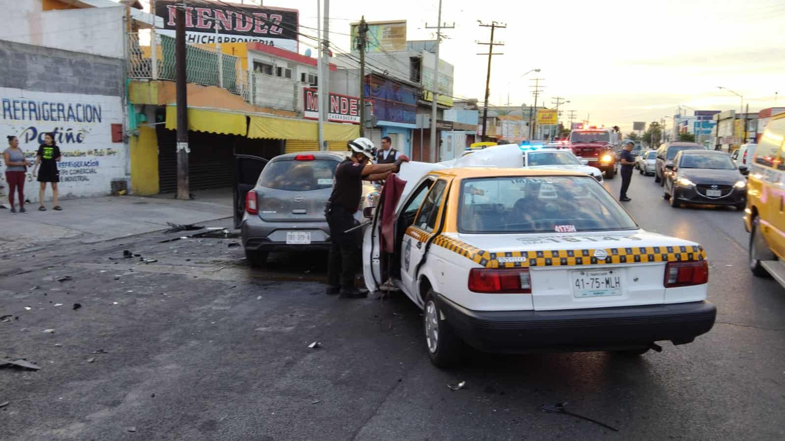 Un saldo de dos lesionados dejó un choque entre un vehículo particular que invadió carriles contrarios por una aparente dormitada del conductor e impactó un taxi