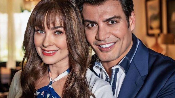 Aracely Arámbula dedica novela a su papá Aracely Arámbula dedica novela a su papá